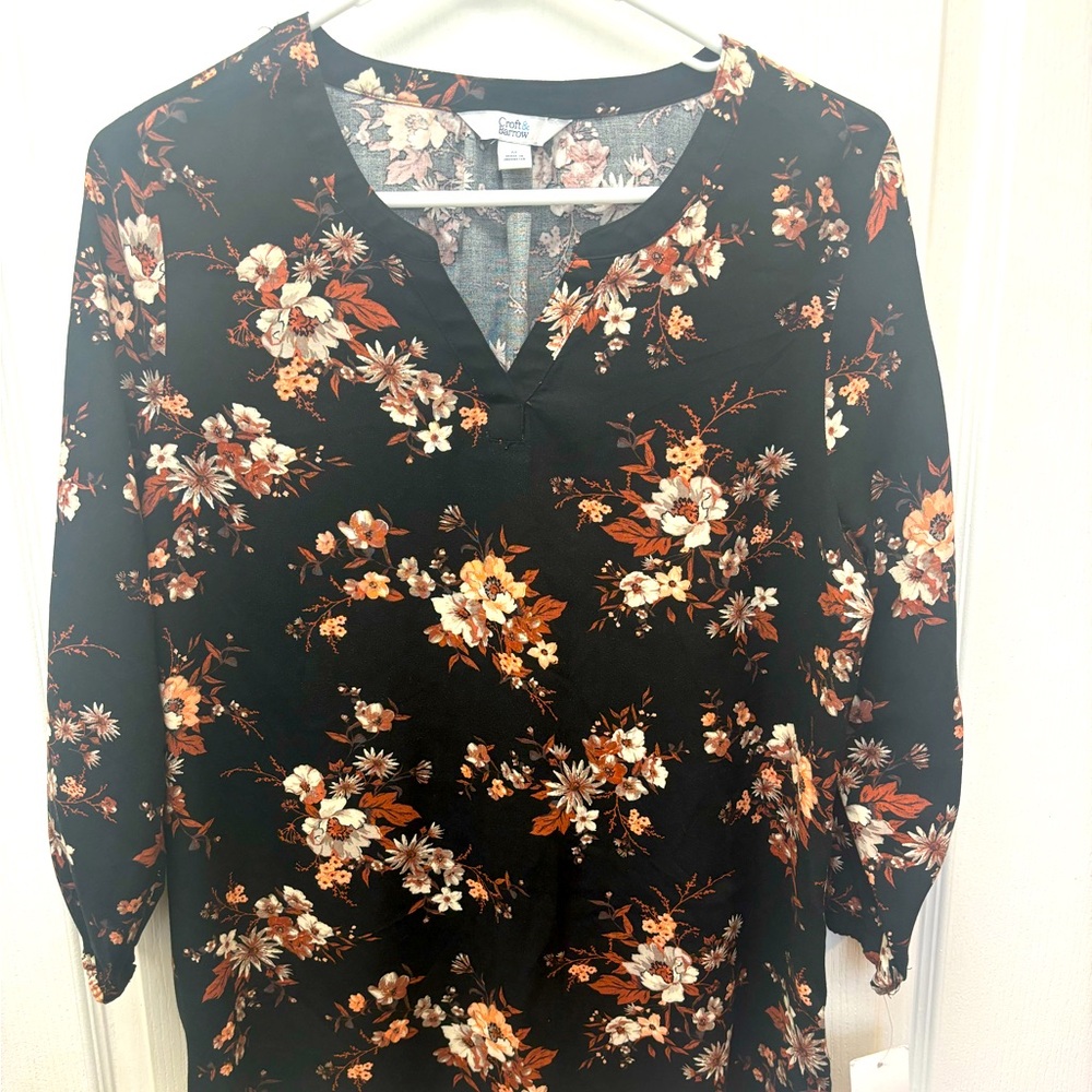 NWT Women’s Croft & Barrow Size Medium Black w/Floral Print Dress Shirt